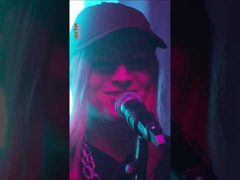 "ALLO?C MOI" : la chanteuse THEA interprète son dernier titre en live dans Laser Disc – ARTE Concert