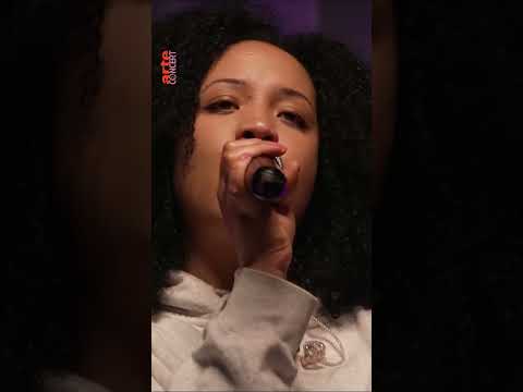 YOA performs her song "Princesse Chaos" on Laser Disc – ARTE Concert