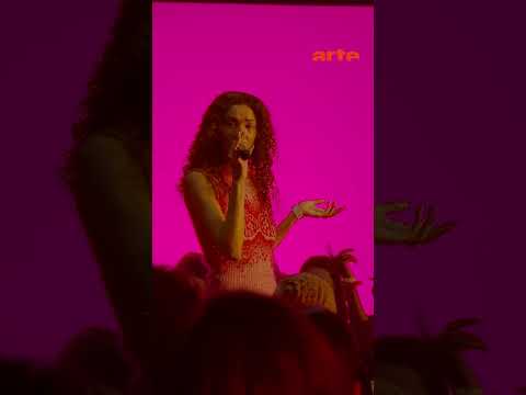 Éternelle romantique à la sensualité assumée, Jäde secoue les cœurs d’ARTE Dans le Club–ARTE Concert
