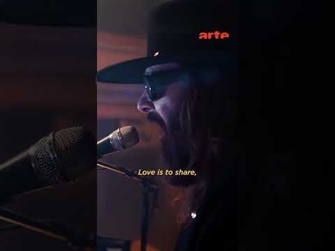 Sébastien Tellier séduit avec sa chanson d’amour “La Ritournelle” dans son Passengers – ARTE Concert